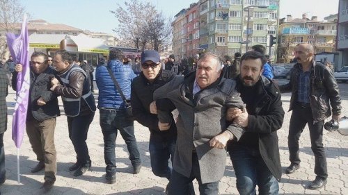 malatyada-izinsiz-eylem-yapmak-isteyen-kesk-uyesi-gruba-polis-mudahale-etti-IHA-20170211AW981502-3-t